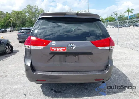 2012 Toyota Sienna Base 7 Passenger z USA, uszkodzony, nr VIN 5TDKA3DC8CS010238